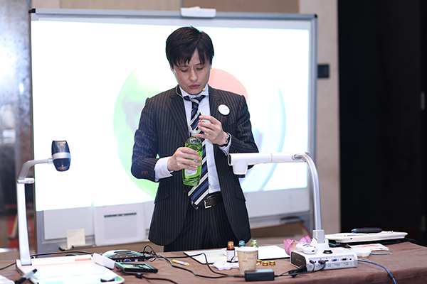 Ông Hirowatari – Trưởng phòng kinh doanh toàn cầu của Công ty TNHH Elmo đang giới thiệu về các thiết bị hỗ trợ giáo dục