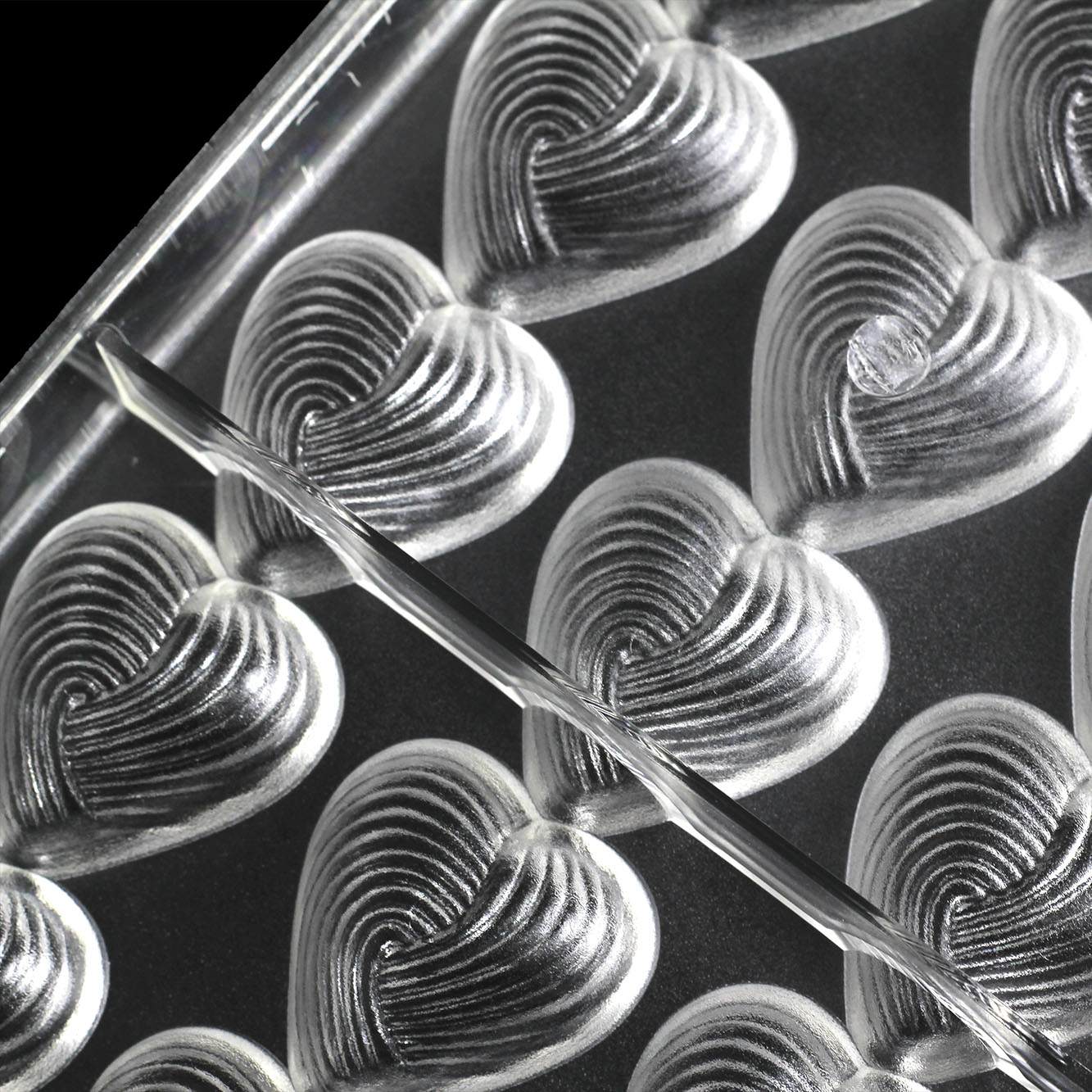 2513 - Khuôn socola bonbon hình tim họa tiết mặt