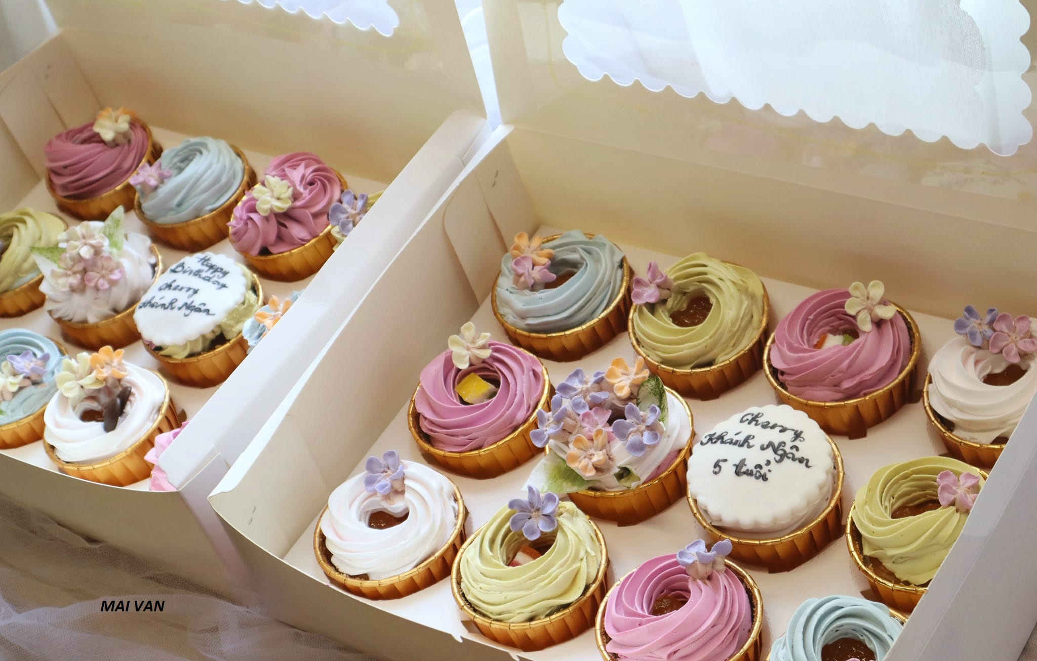 Hộp cupcake giấy trắng 12 bánh