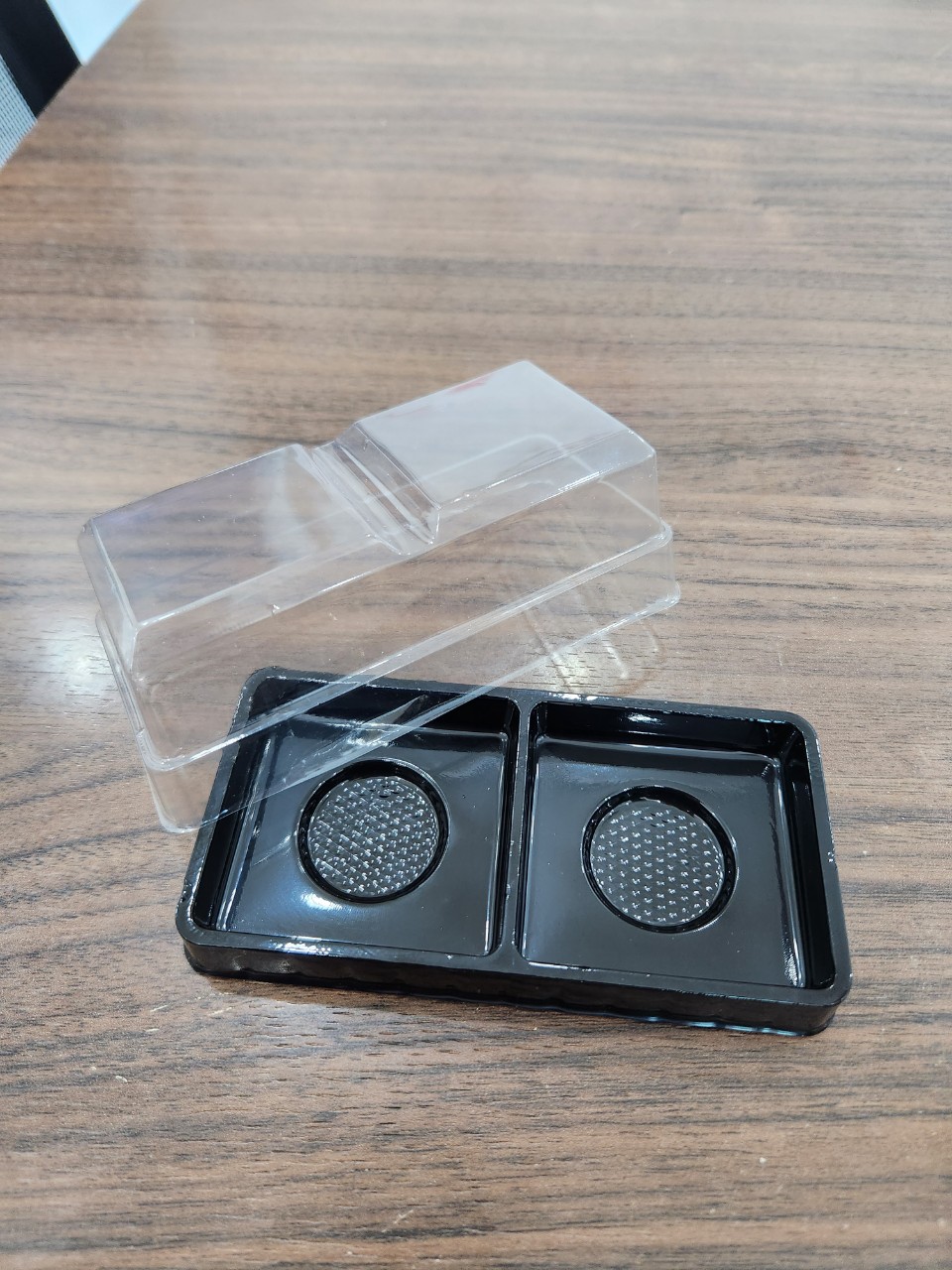 Hộp nhựa đế đen 2 ngăn