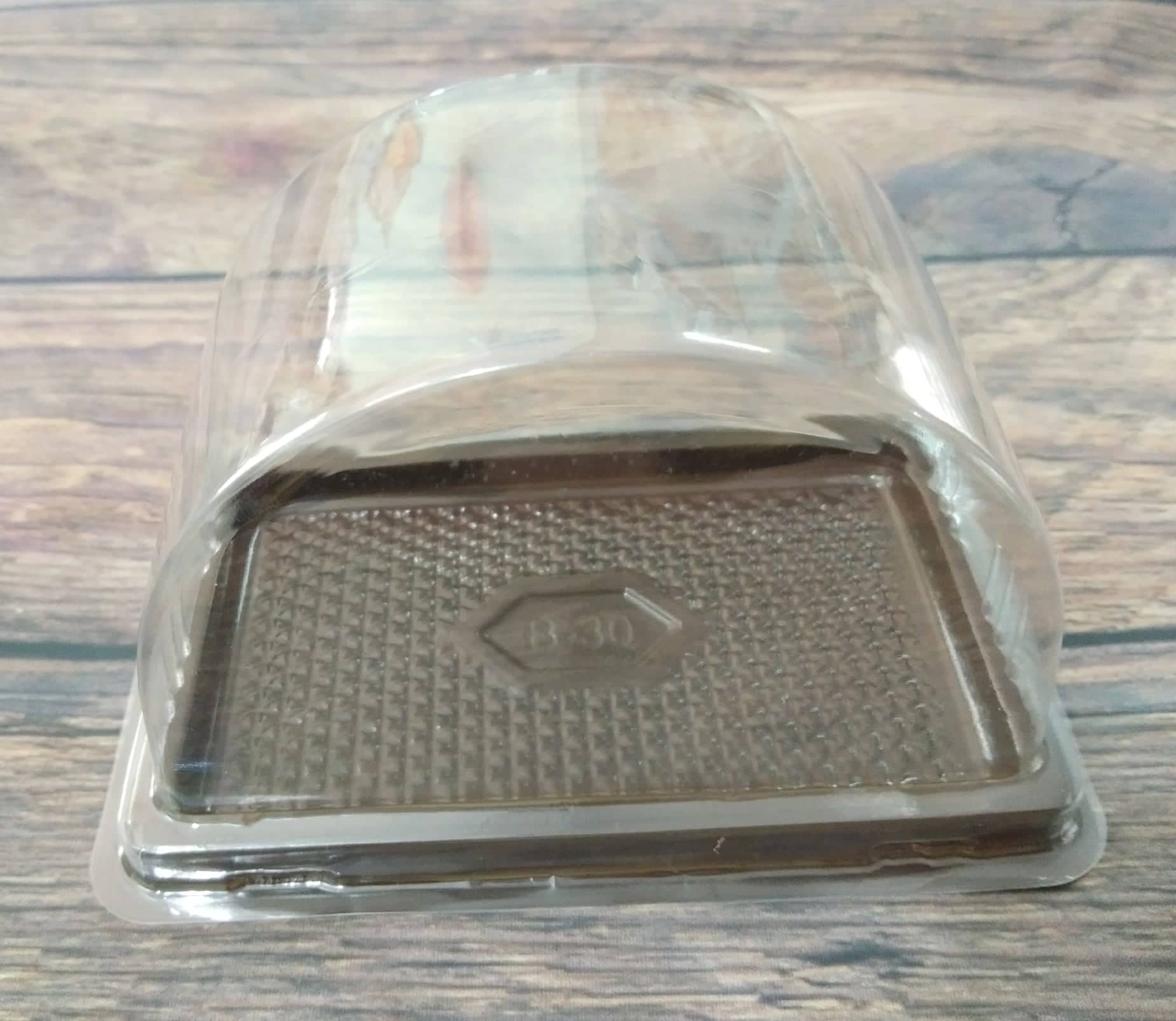 Hộp nhựa nắp vòm đế đen B-30