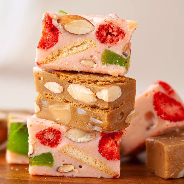 Túi kẹo nougat thỏ màu đỏ 4*9.5cm 200 túi