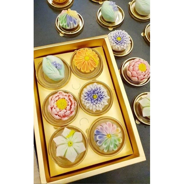 Hộp nhựa tròn nắp cầu (đế đen và vàng)