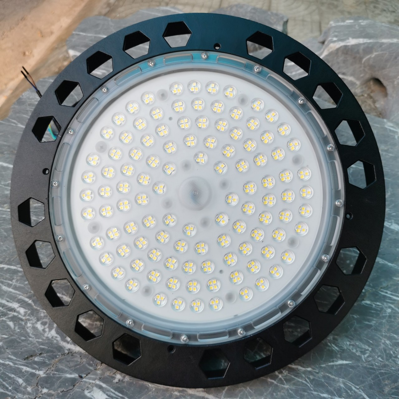 den-led-nha-xuong-ufo-200w-oem-philips