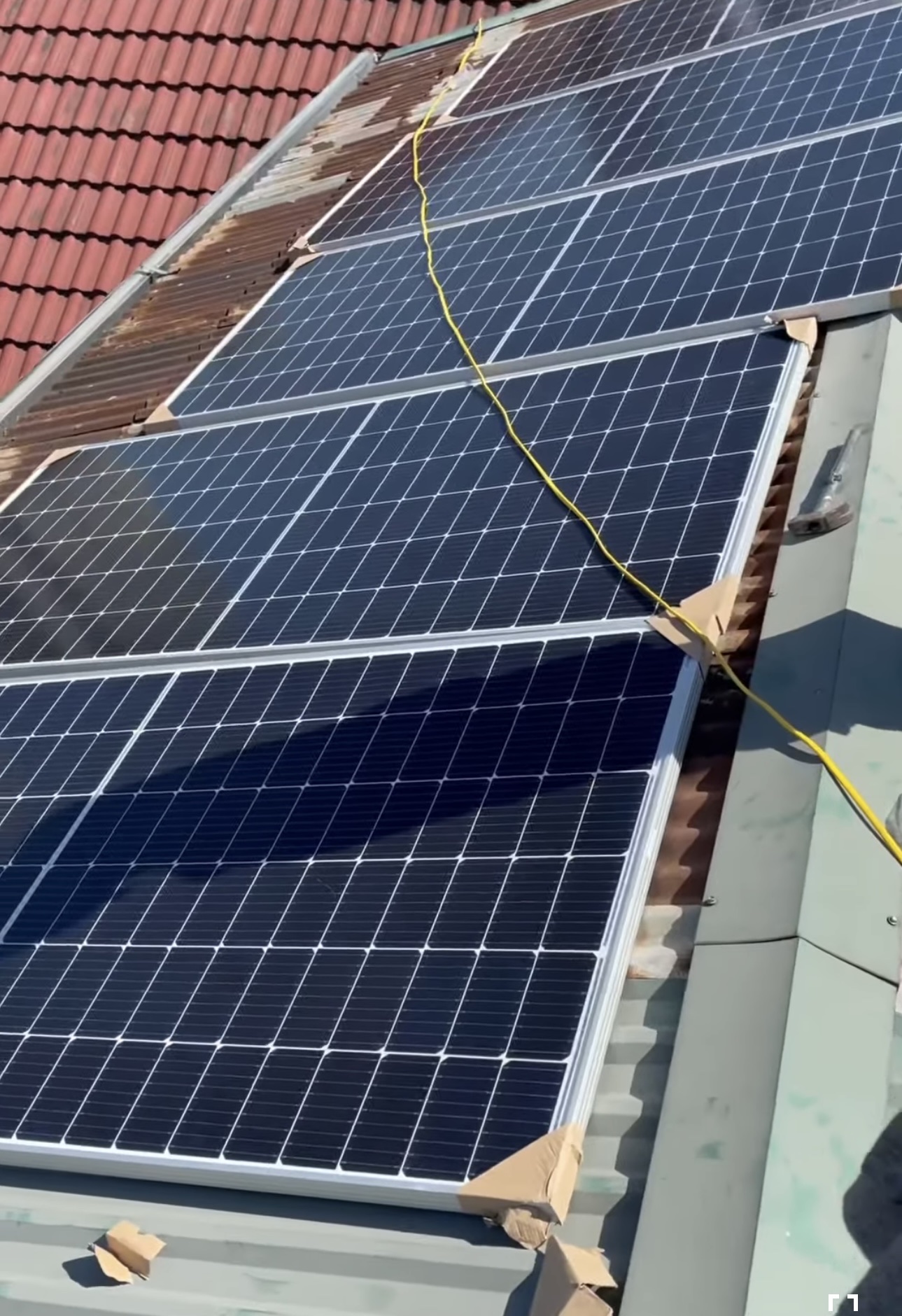 Video thi công lắp đặt hệ thống tấm pin năng lượng mặt trời áp mái 3KW hoà lưới điện