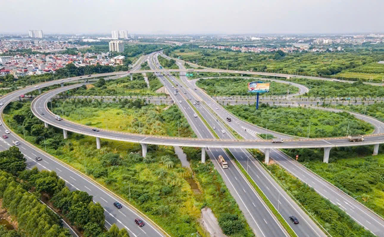 Đầu tư công trong lĩnh vực giao thông năm 2025: Cơ hội và lưu ý pháp lý cho doanh nghiệp
