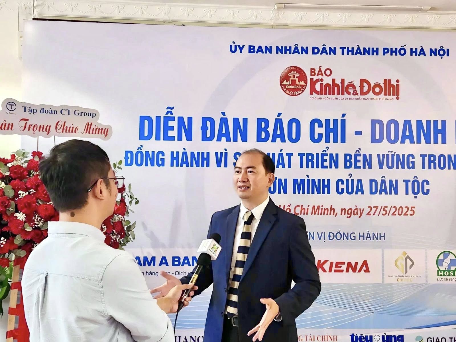 Đồng hành không có nghĩa là né tránh phản biện