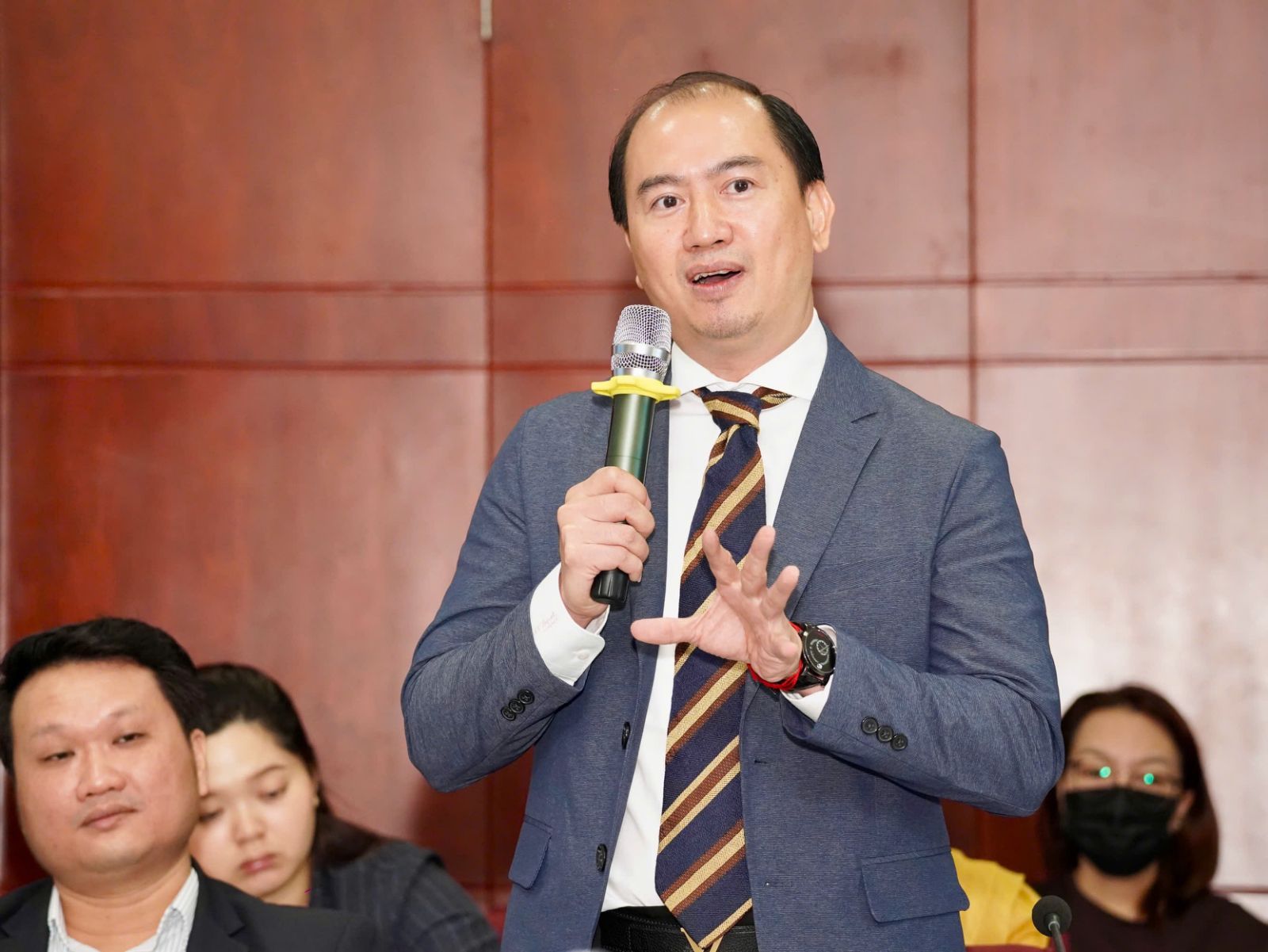 Cố tình đăng ký nhãn hiệu trùng hoặc gần giống thương hiệu thật, sau đó kiện ngược