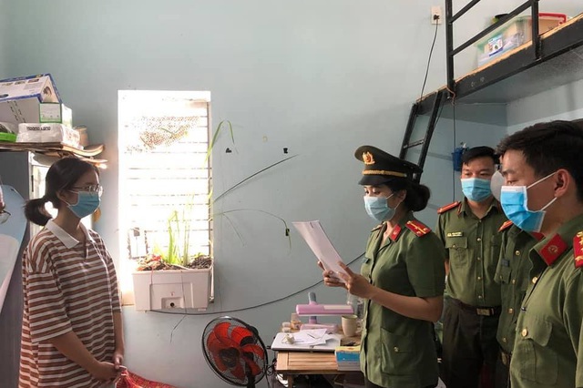 Hai cô gái trẻ tiếp tay cho 12 