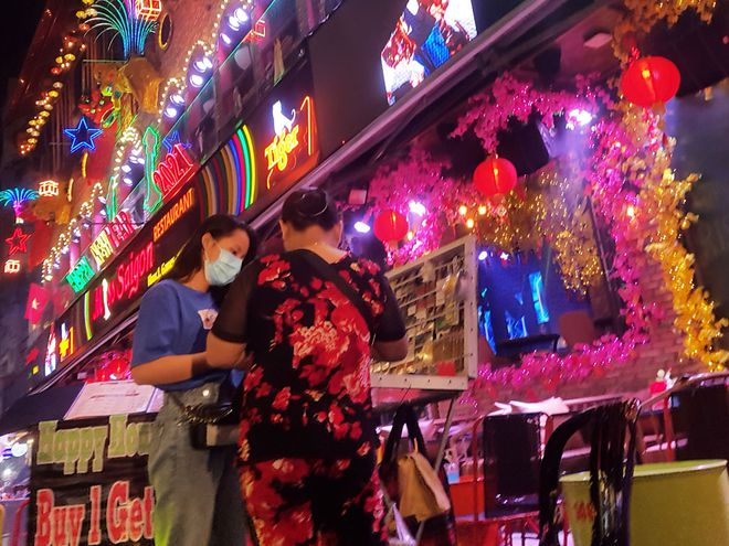 Thuốc lá điện tử độc hại bán như 'rau': Cần chế tài mạnh tay