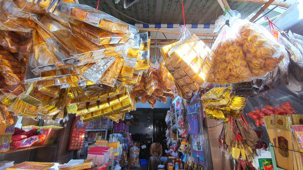 Giãn cách xã hội, mua vàng mã cúng 
