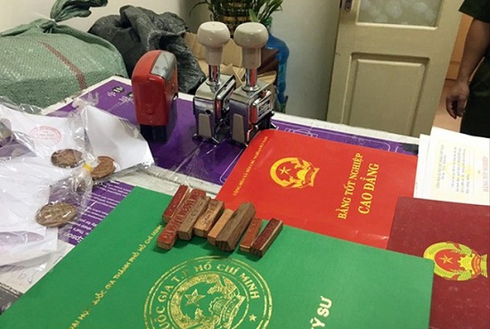 Xử lý hình sự cán bộ dùng bằng giả sẽ ngăn chặn tình trạng cán bộ “chui sâu leo cao” không thực tài