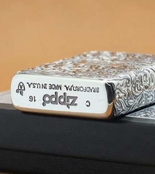 mộc đáy zippo bạc giới hạn hoa văn