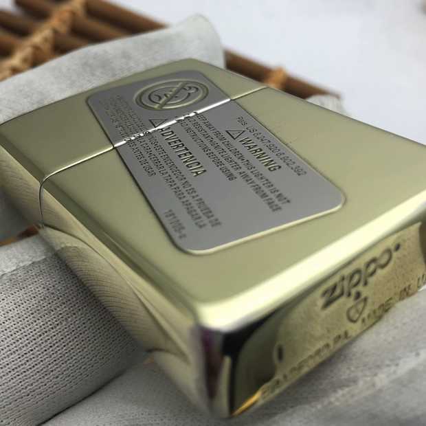 zippo tem đỏ