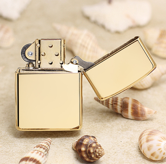 Zippo mạ vàng