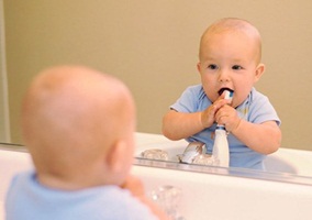 Cách chăm sóc răng , cắt móng cho con