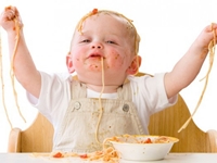 Cách dạy bé tự ăn 1 mình và giải đáp thắc mắc