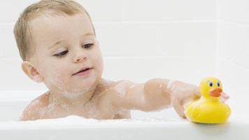 Cách tắm cho bé trong bồn tắm lớn
