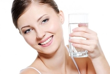 Sai lầm 1 -  uống nhiều nước có thể cải thiện tình trạng khô da