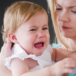 Tập cho bé làm quen với mọi người xung quanh