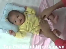 Mặc tả cho bé hợp lý