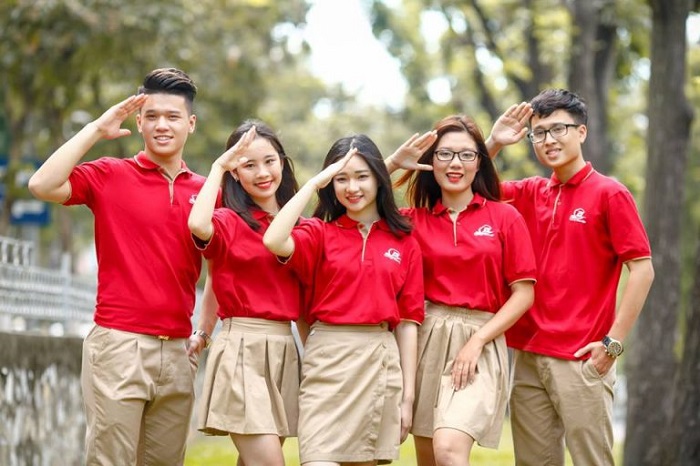 Lựa chọn phụ kiện thích hợp cho từng bộ quần áo đồng phục giúp tạo nên tính độc đáo hơn.