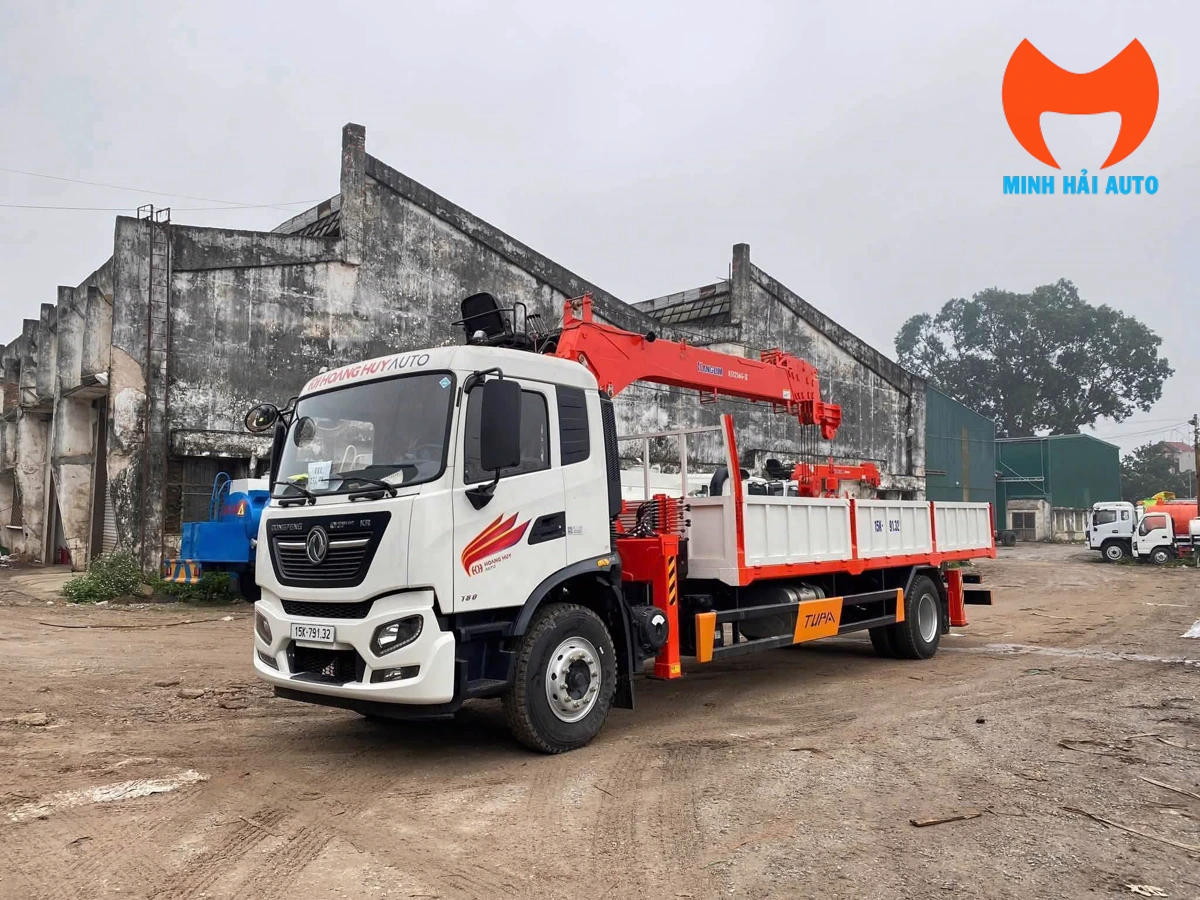 Xe tải Dongfeng gắn cẩu sau cabin nhìn từ góc trước bên trái