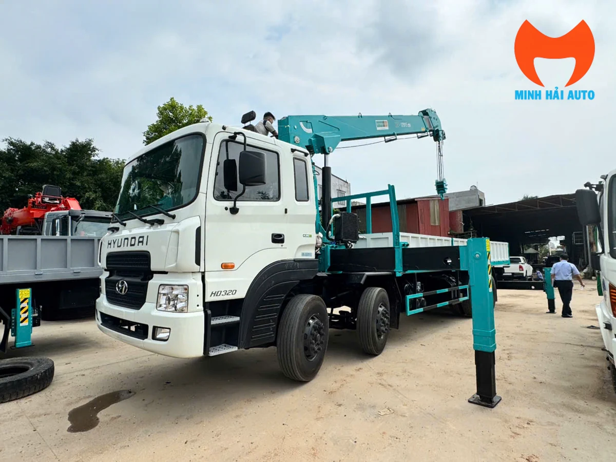 xe-cau-tu-hanh-hyundai-15-tan-thi-cong-hang-nang-5-luu-y-hien-truong