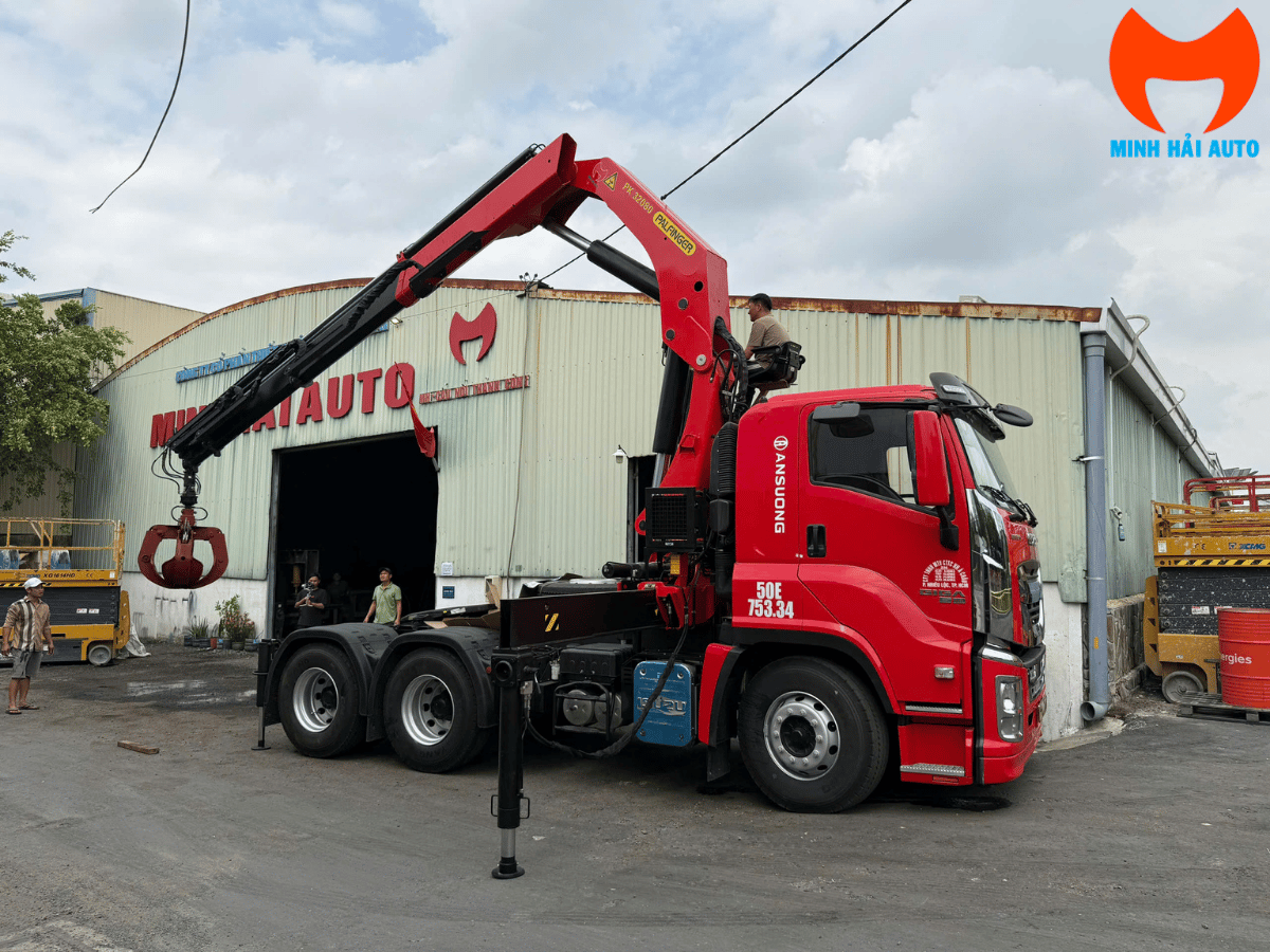 Đầu kéo Hino gắn cẩu gập Palfinger phía sau cabin