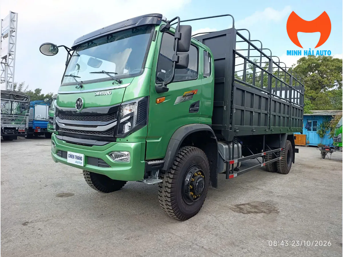 Xe tải Chiến Thắng cabin xanh và thùng khung mui màu xám nhìn từ góc trước ba phần tư