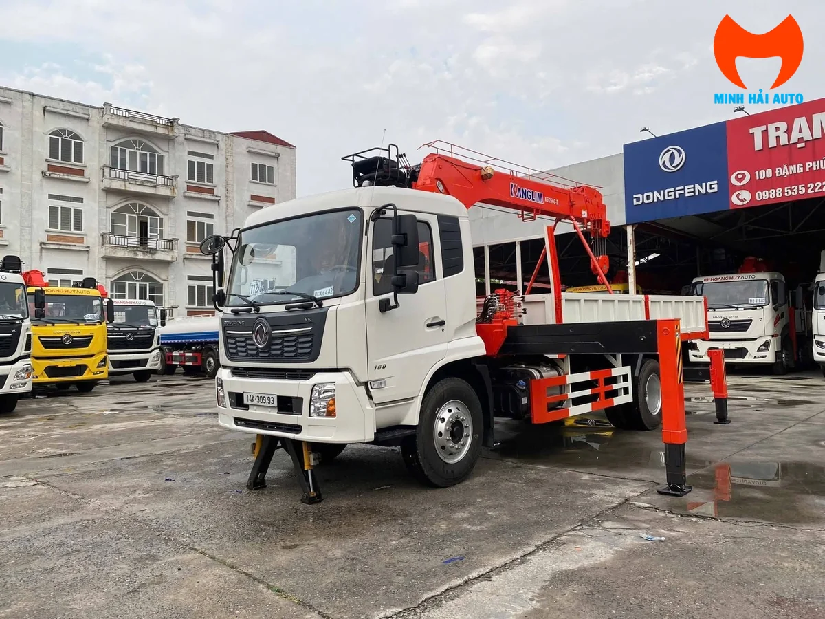 Xe tải Dongfeng B180 2 chân gắn cẩu Kanglim KS1256G-II 6 đốt, chân chống cam mở, nhìn từ phía trước