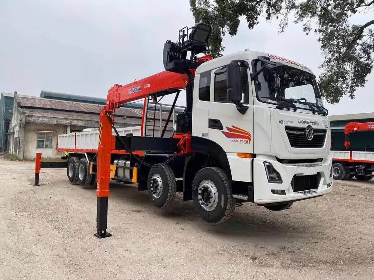 Xe cẩu tự hành Dongfeng màu trắng gắn cẩu đỏ nhìn chéo phía trước