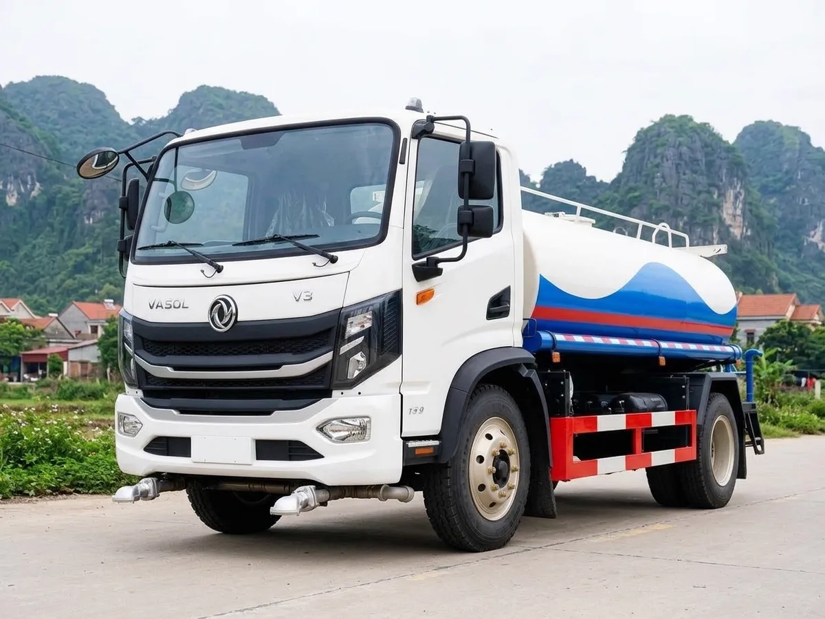 Xe phun nước rửa đường Dongfeng nhìn từ góc trước bên trái