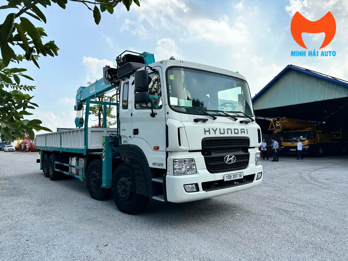 Xe Hyundai HD320 gắn cẩu Hyundai Everdigm màu xanh, góc nhìn phía trước cabin