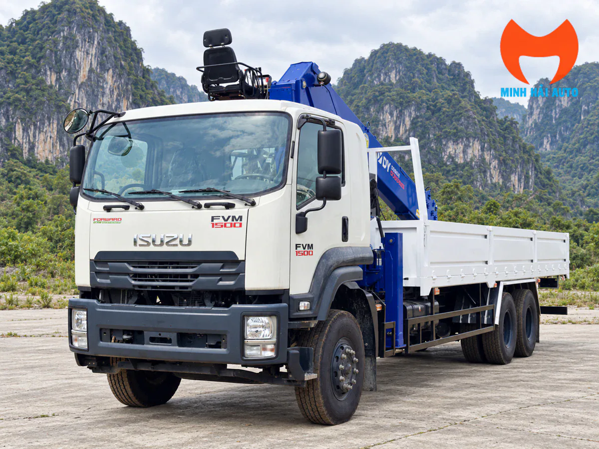 Xe Isuzu FVM1500 cabin trắng gắn cẩu Dongyang SS2037 màu xanh và thùng lửng, nhìn từ góc trước bên trái