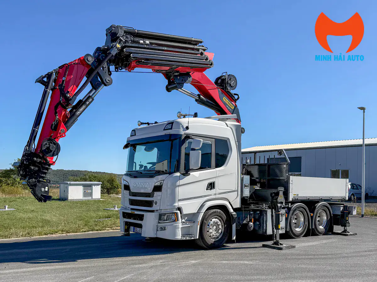 Cẩu gập Palfinger màu đỏ đen trên xe Scania trắng nhìn từ góc trước bên hông