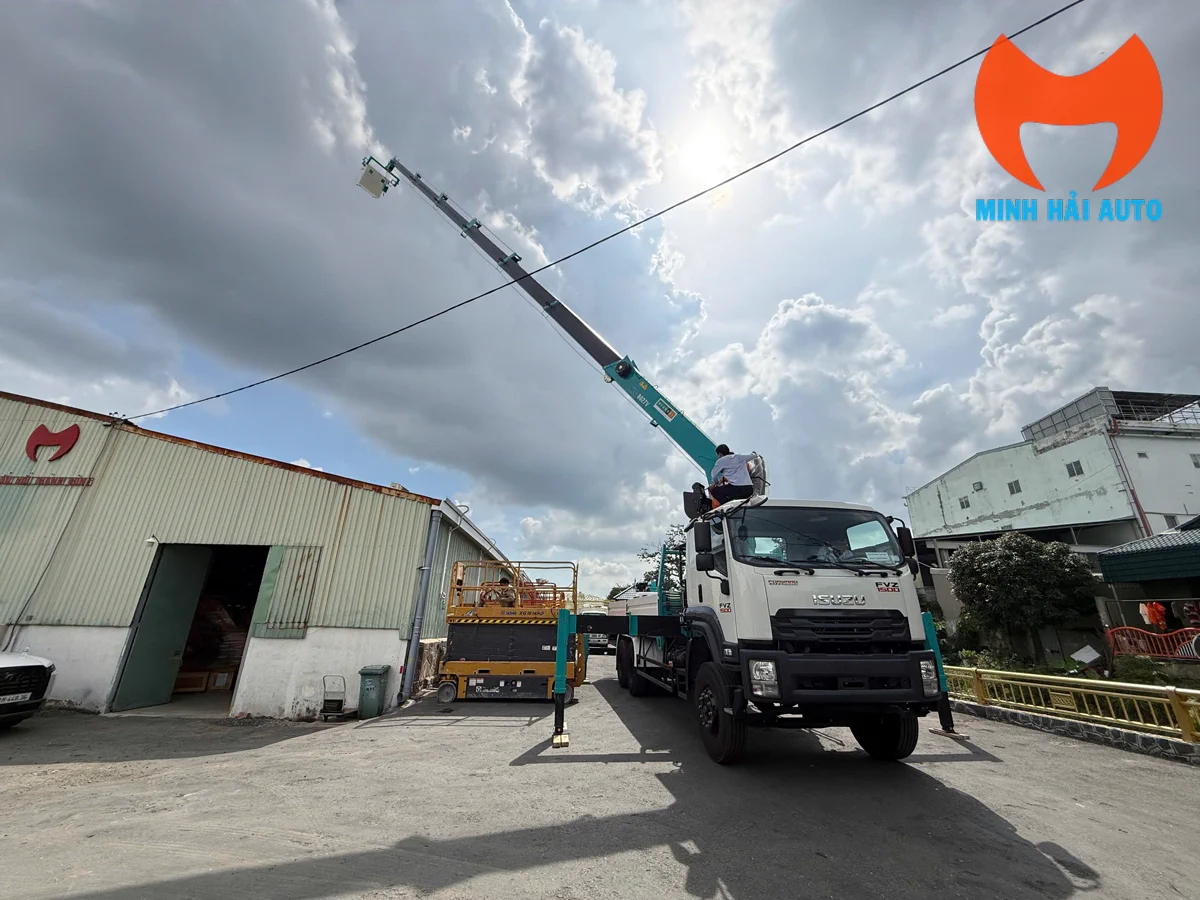 mot-buoi-nghiem-thu-xe-nang-nguoi-isuzu-tai-xuong