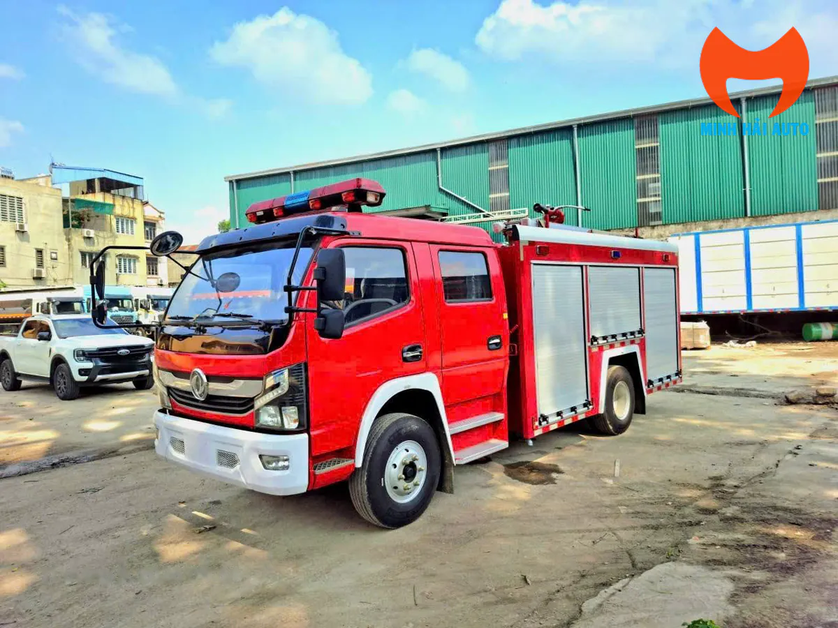 Xe chữa cháy Dongfeng cabin kép màu đỏ nhìn từ góc trước bên hông trong sân nhà xưởng