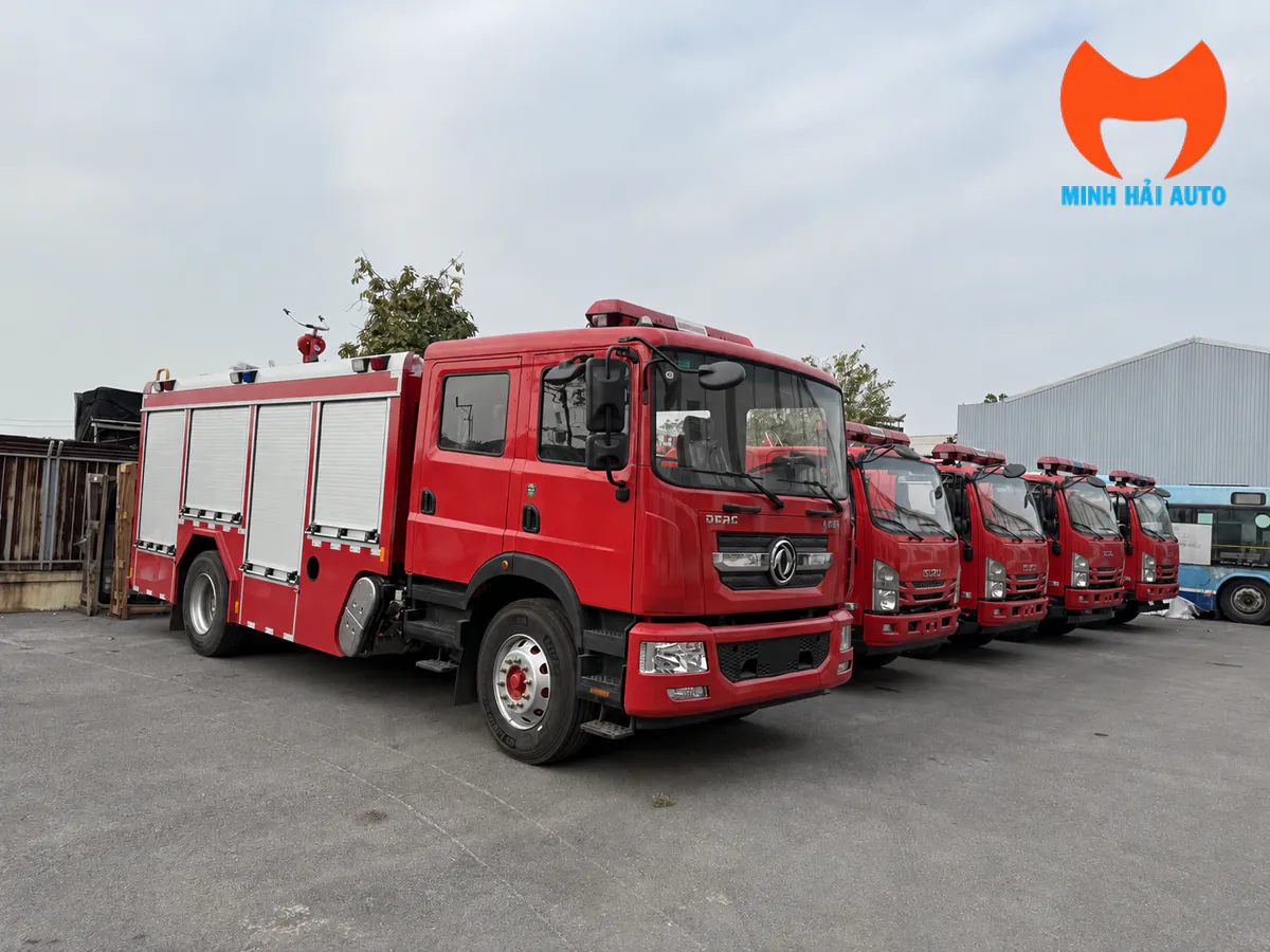Xe cứu hỏa Dongfeng cabin kép nhìn từ góc trước bên hông, phía sau có dãy xe chữa cháy