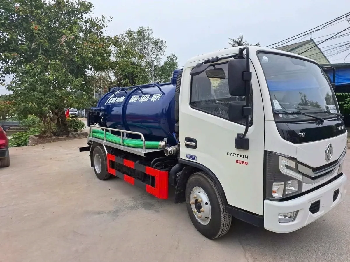 Xe hút chất thải bồn xanh Dongfeng Captain E350 nhìn từ góc ba phần tư phía trước