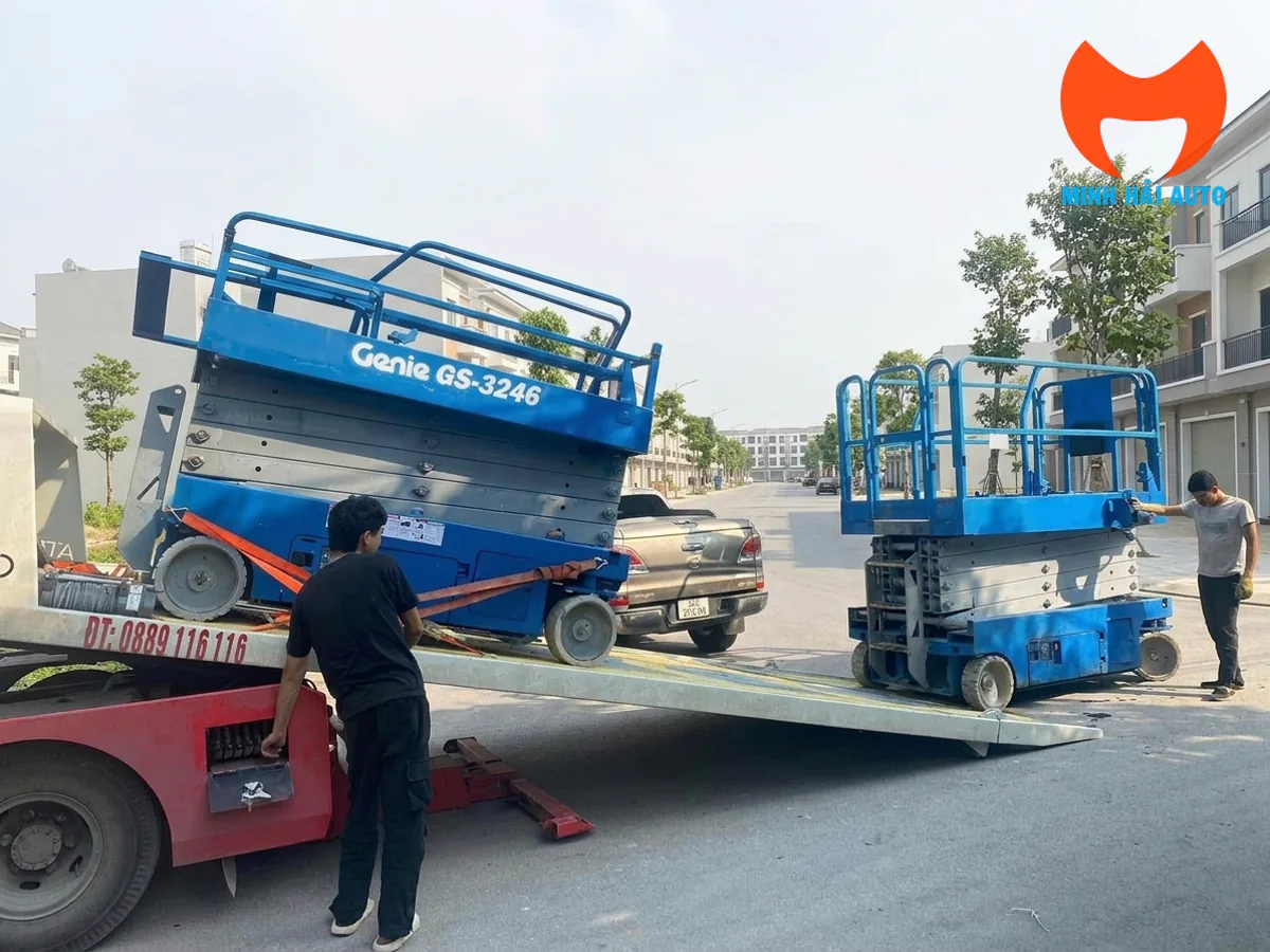 Xe nâng người cắt kéo điện được đưa xuống từ xe vận chuyển