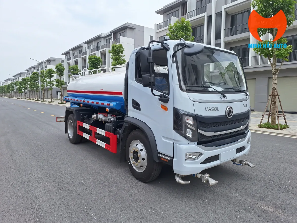 Xe phun nước cabin trắng, bồn trắng xanh nhìn từ góc trước trên đường nội khu