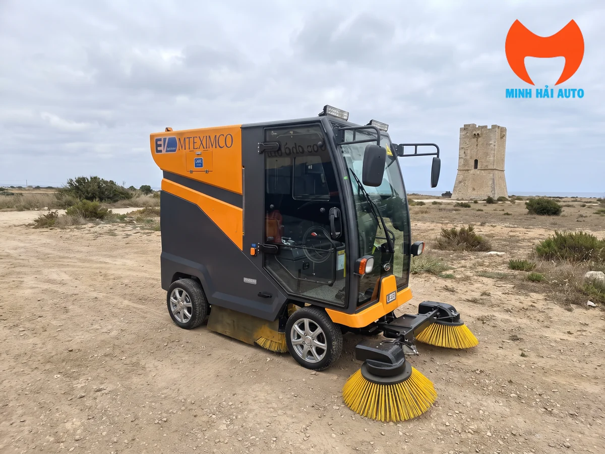 Xe quét đường mini chạy điện màu cam nhìn từ góc ba phần tư