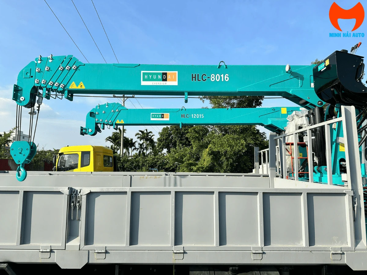 Hai cần cẩu Hyundai Everdigm màu xanh ngọc đặt cạnh nhau, nhãn HLC-8016 ở cần trên và HLC-12015 ở cần dưới