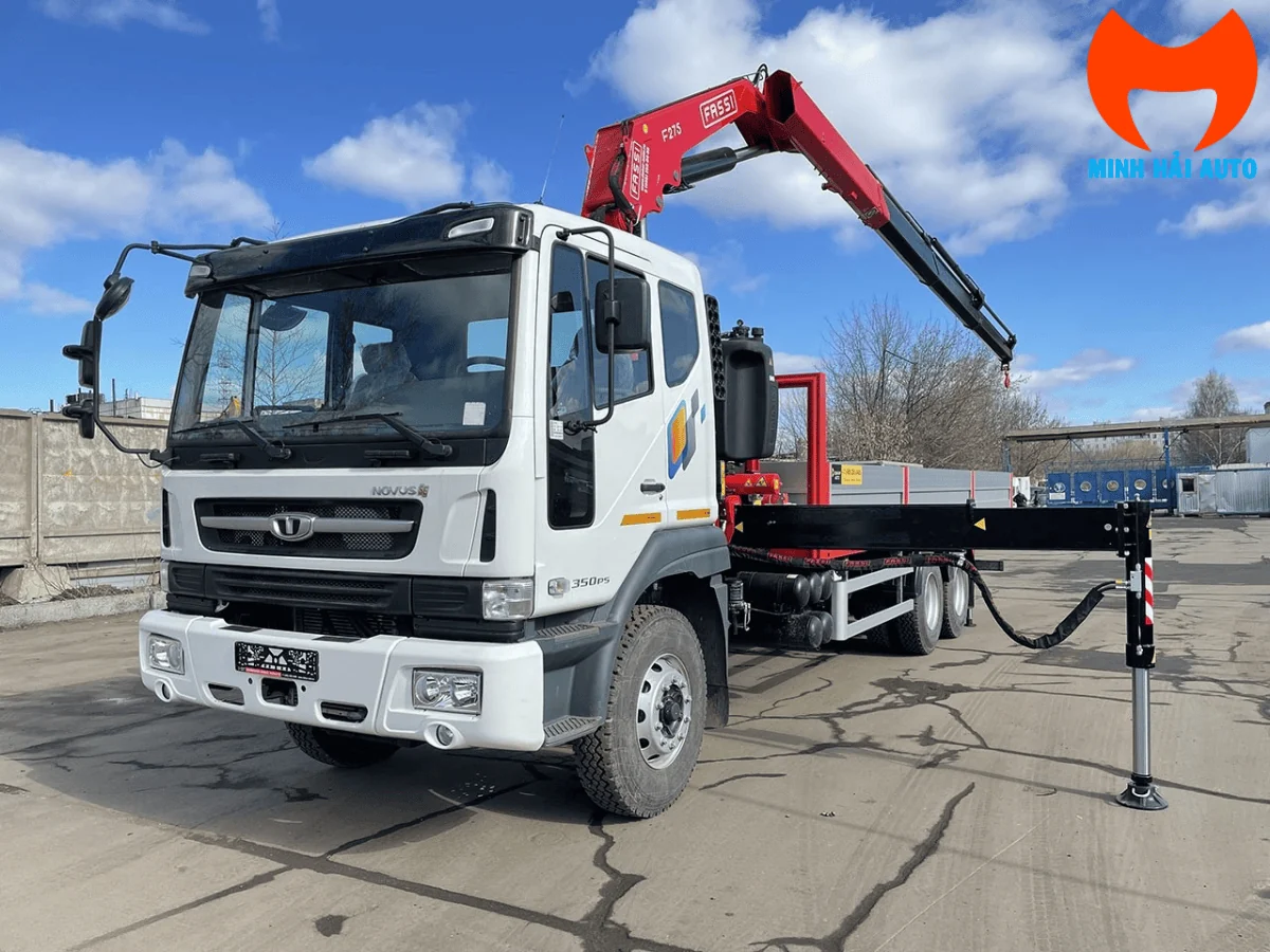 Xe tải Daewoo Novus 6×4 gắn cẩu gấp khúc Fassi F275, cần đang thu gọn phía sau ca-bin