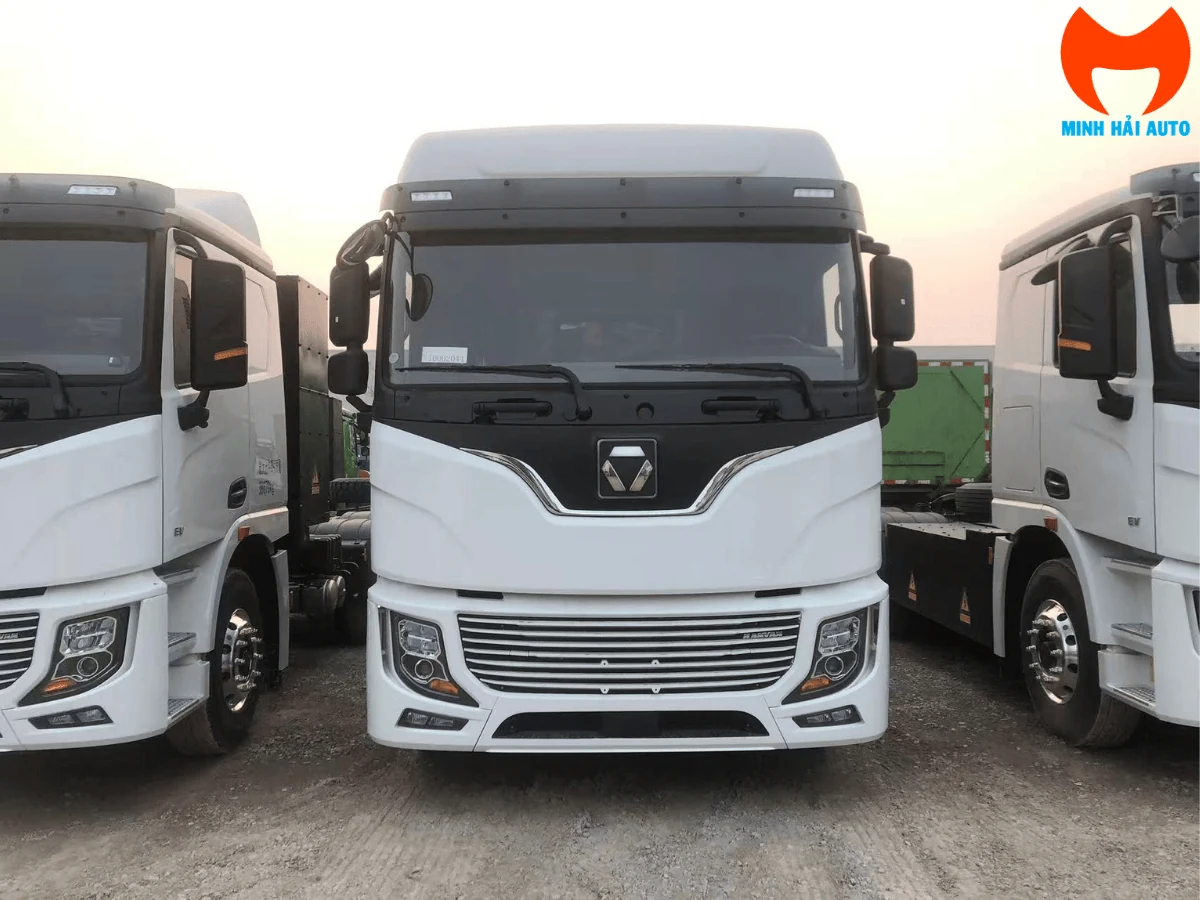 Xe đầu kéo điện XCMG màu trắng nhìn chính diện tại bãi xe, ca-lăng có logo hình thoi và lưới tản nhiệt ngang