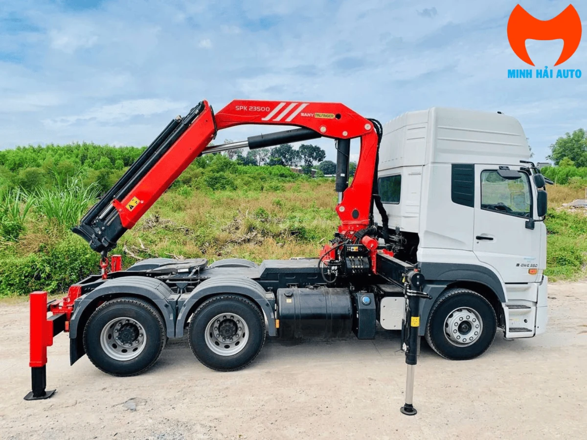 Đầu kéo UD Trucks Quester GWE 350 cabin trắng gắn cẩu gập màu đỏ SANY PALFINGER SPK 23500 sau cabin, nhìn ngang