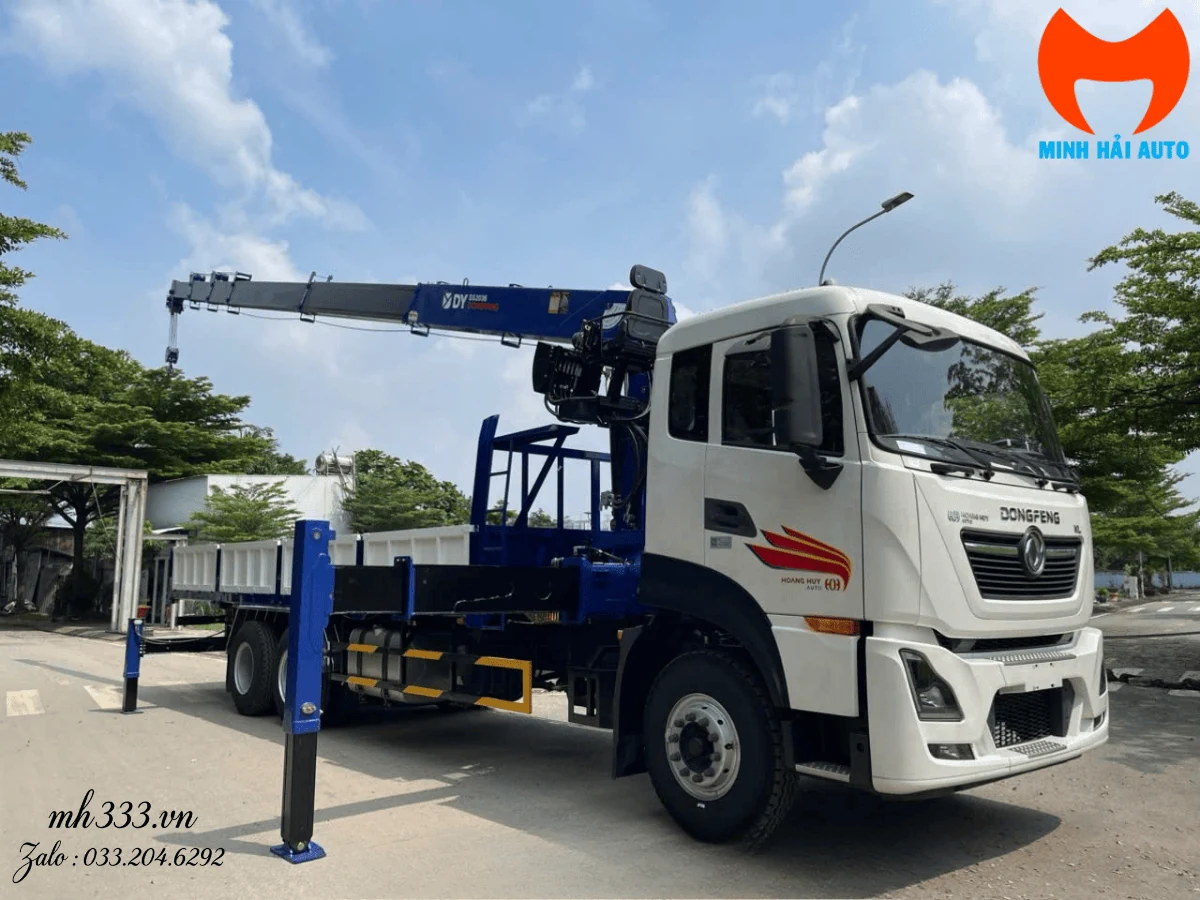 Xe tải Dongfeng ba chân cabin trắng gắn cẩu Dongyang SS2036 màu xanh dương, chân chống hạ, cần vươn ngang tại bãi