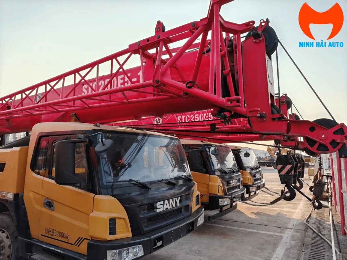 Xe cẩu bánh lốp SANY màu vàng, nhãn STC250E5-1 đọc rõ trên thân cần màu đỏ, cabin ghi tổng khối lượng 32800kg