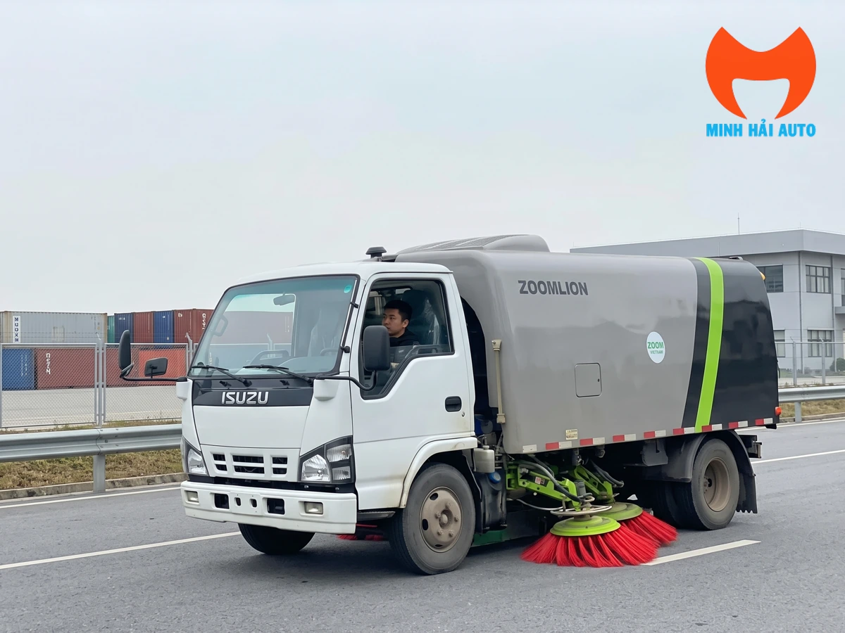 Toàn cảnh xe quét đường Zoomlion 4.5 khối trên nền chassis Isuzu